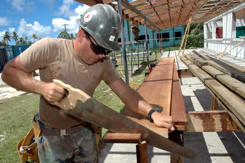 ebeniste-LA TOUR-min_worker_construction_building_carpenter_male_job_build_helmet-893290